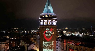 Cumhuriyet'in 103 yıllık ışığı Galata Kulesi'ni aydınlattı