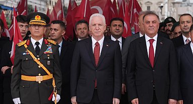 Cumhuriyetin 103. yılı için Taksim'de çelenk