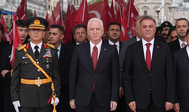Cumhuriyetin 103. yılı için Taksim'de çelenk