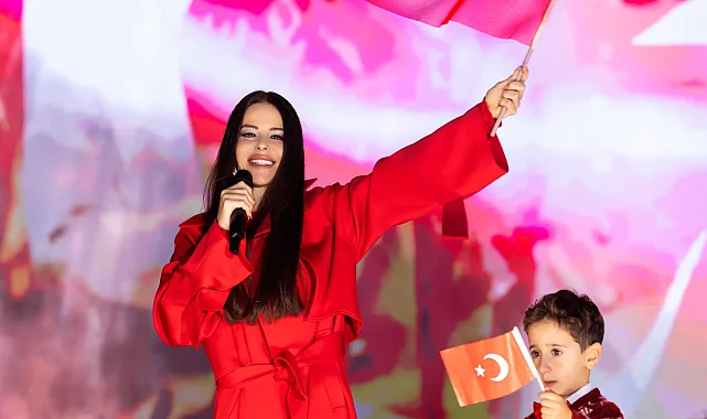 Cumhuriyet'in 103. yılı sahnelerde kutlandı... Simge Yenikapı'da, Murat Dalkılıç Pendik'te sahne aldı