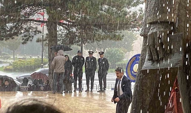Cumhuriyetin 103. yılında yağmur altında çelenk sunuldu