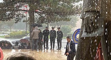 Cumhuriyetin 103. yılında yağmur altında çelenk sunuldu