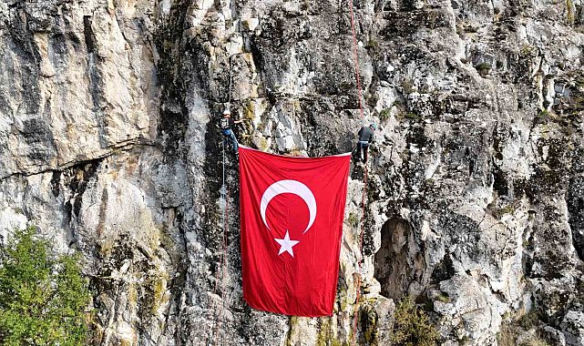 Dağcılar kayalıkta dev Türk bayrağını dalgalandırdı