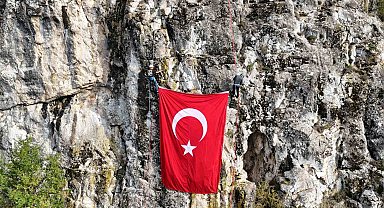 Dağcılar kayalıkta dev Türk bayrağını dalgalandırdı