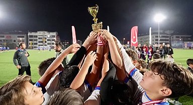 Denizli'de Cumhuriyet kupaları sahiplerini buldu