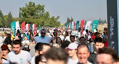 Denizli'de Lykos Yarı Maratonu rekoru! 20 bin kişi Pamukkale'de buluştu