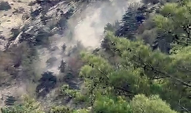 Deprem sırasında yamaçtan kopan kaya kütlesi paniğe neden oldu
