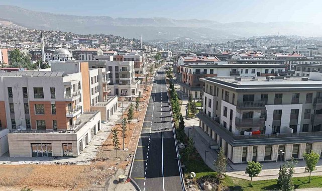 Deprem sonrası yeniden inşa edilen iş yerlerinde ticari hayat başladı