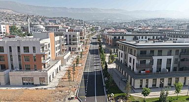Deprem sonrası yeniden inşa edilen iş yerlerinde ticari hayat başladı