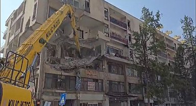 Depremde ağır hasar alan 50 yıllık binada yıkım çalışması başlatıldı