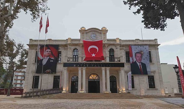 Depremin ardından yeniden inşa edilen 98 yıllık tarihi valilik binasında saat 04.17'de sabitlendi