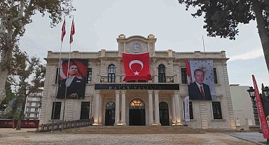Depremin ardından yeniden inşa edilen 98 yıllık tarihi valilik binasında saat 04.17'de sabitlendi