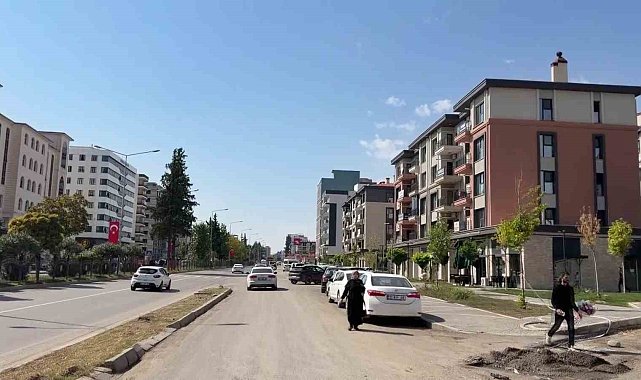 Depremin izlerini taşıyan cadde ve sokaklar yeniden hayat buldu
