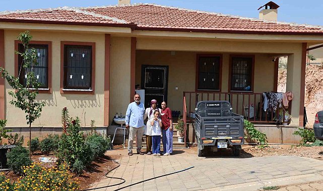 Depremzede aile yeni köy evinde hayata yeniden tutundu