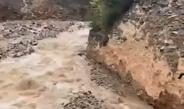 Derede heyelan anı kameraya yansıdı