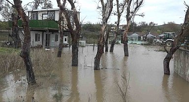 Dereler taştı, evleri ve iş yerlerini sular bastı