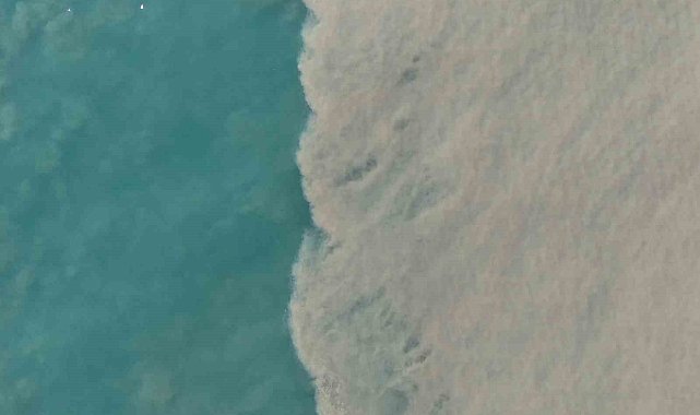 Derelerden akan sular Akdeniz'i kahverengiye çevirdi