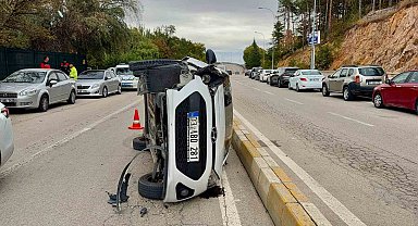 Devrilen otomobilden şans eseri burnu bile kanamadan çıktı