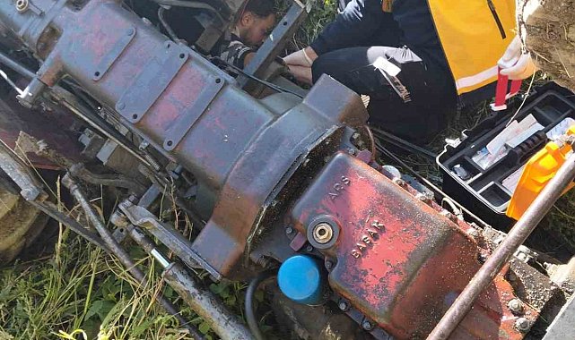 Devrilen traktörün altında kalan sürücü yaralandı
