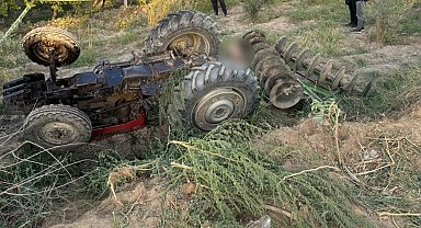 Devrilen traktörünün altında kalan çiftçi hayatını kaybetti
