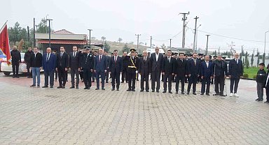 Dicle'de 29 Ekim Cumhuriyet Bayramı kutlamaları çelenk sunma töreniyle başladı
