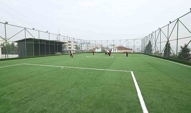 Diliskelesi'nde park ve halı saha yenileme çalışmaları sürüyor