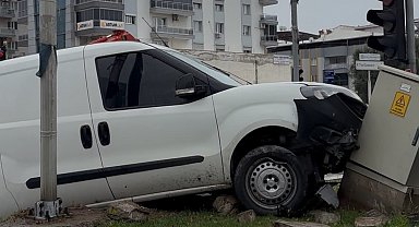 Direksiyon hakimiyetini kaybeden araç yoldan çıtı