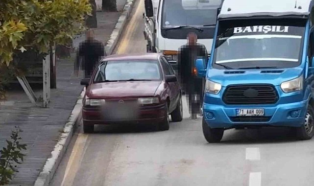 Direksiyonu yolcuya bırakıp yaya numarası yaptı: 80 bin lira ceza