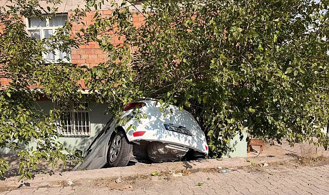 Diyarbakır'da araç istinat duvarından aşağı düştü