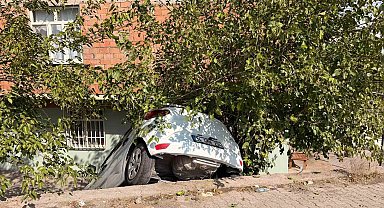 Diyarbakır'da araç istinat duvarından aşağı düştü