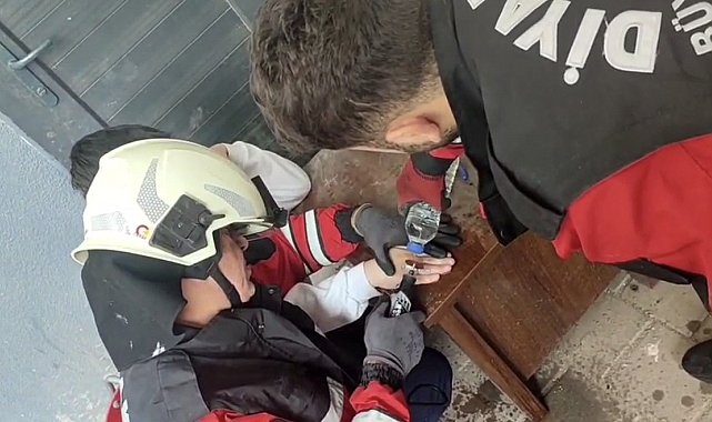 Diyarbakır'da çocuğun parmağına sıkışan metal itfaiye erleri tarafından çıkartıldı