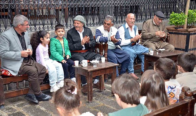 Diyarbakır'da çocuklar dengbajlerle buluştu, kültürel mirası tanıdı