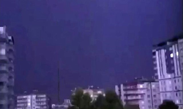 Diyarbakır'da iki apartmana yıldırım isabet etti