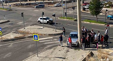 Diyarbakır'da iki araç çarpıştı: 3 yaralı