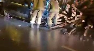 Diyarbakır'da otomobil kerestelerin arasına daldı: 2 yaralı