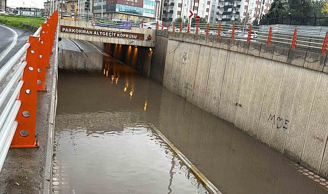 Diyarbakır'da sağanak yağışla alt geçitler tıkandı, hayat durma noktasına geldi