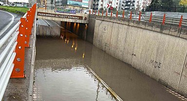 Diyarbakır'da sağanak yağışla alt geçitler tıkandı, hayat durma noktasına geldi