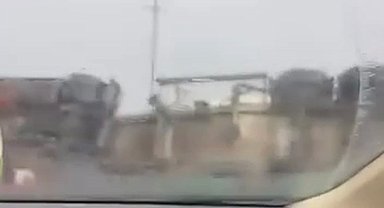 Diyarbakır'da sürücüsünün kontrolünden çıkan tır devrildi