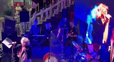 Diyarbakır'da yağmura rağmen müzik susmadı: Niran Ünsal'dan 30 Ekimde telafi konseri