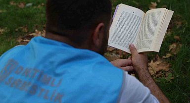 Diyarbakır'da yükümlüler mekan mefhumuna bakılmaksızın kitap okuyor
