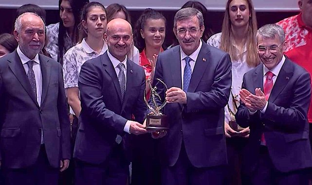 Diyarbakır'ın lezzet durağı Sıtkı Usta ailesine 'Spora katkı ödülü'