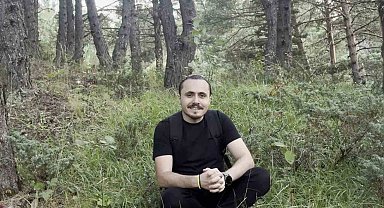 Doğa gezisinde fark etti, ormanın hayaleti kısa süre görünüp kayboldu