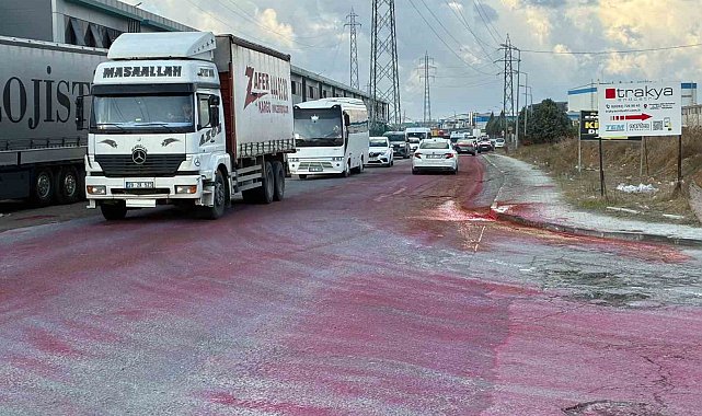 Dökülen boya yolu kırmızıya boyadı