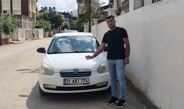 Düğünden yükselen silah sesleri nedeniyle kızını eve çıkaran adamın aracına yorgun mermi isabet etti