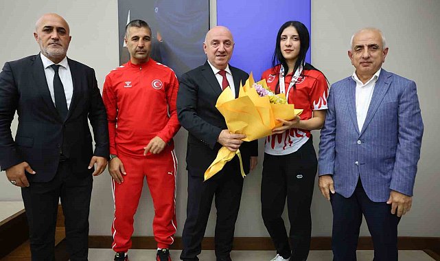 Dünya Gençler Kick Boks Şampiyonu Ezel Nur Karalar'a altın ödülü
