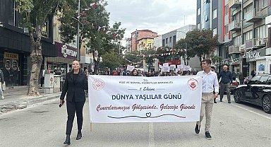 Dünya Yaşlılar Günü'nde her nesil el ele yürüdü