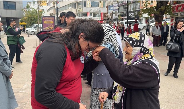 Dünya yaşlılar gününde büyüklerine saygılarını böyle gösterdiler