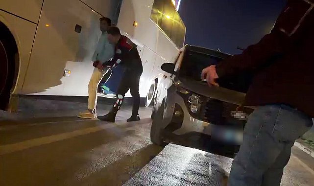 Durdurulan otobüsün bagajından kaçak göçmenler çıktı