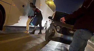 Durdurulan otobüsün bagajından kaçak göçmenler çıktı