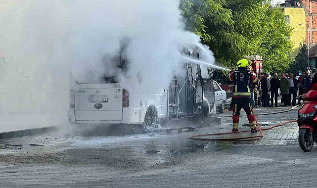 Dursunbey'de ticari araç yandı